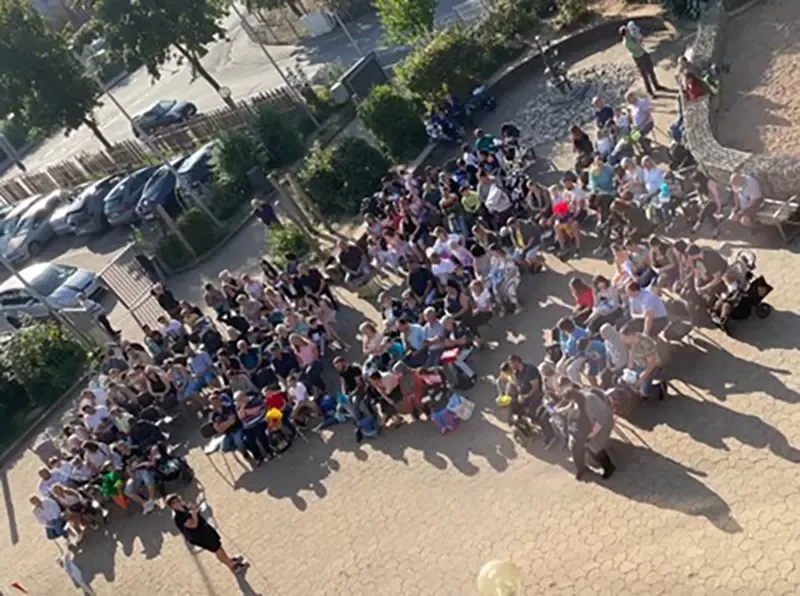 Luftbild neu eingeschulter Kinder und ihrer Eltern