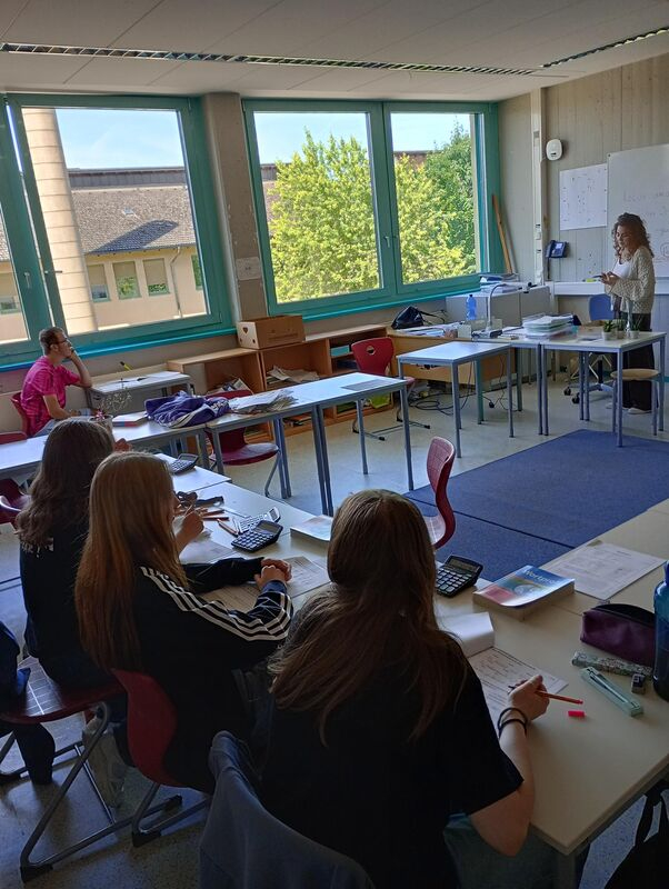 Schüler im Klassenzimmer lernen in den Ferien