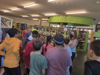 Schüler besichtigen die Stadtbücherei