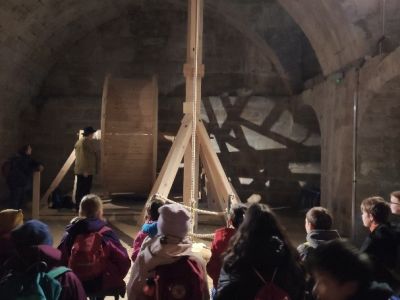 Schüler nehmen an einer historischen Stadtführung teil