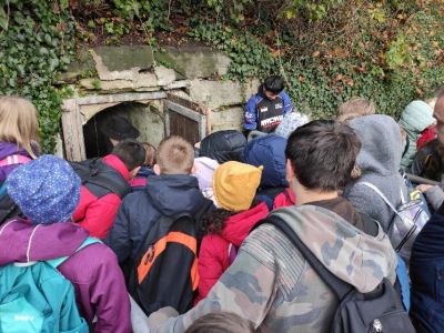 Schüler nehmen an einer historischen Stadtführung teil