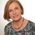 Luftbild neu eingeschulter Kinder und ihrer Eltern
